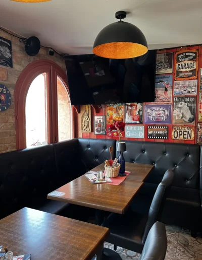 Gondűző étterem és pizzéria - Visegrád - beslő asztalok