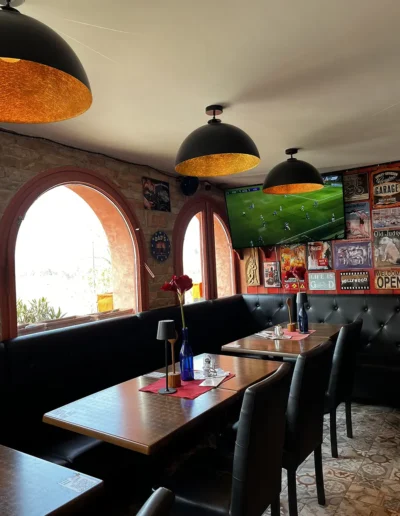 Gondűző étterem és pizzéria - Visegrád - belső asztalok