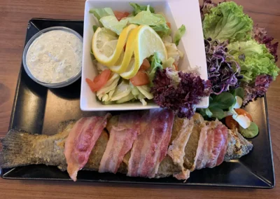 Baconba göngyölt pisztráng